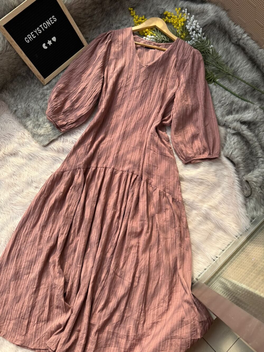 Dusty rose V-neck crinkled cotton blouse with puff sleeves - elegant casual Midi