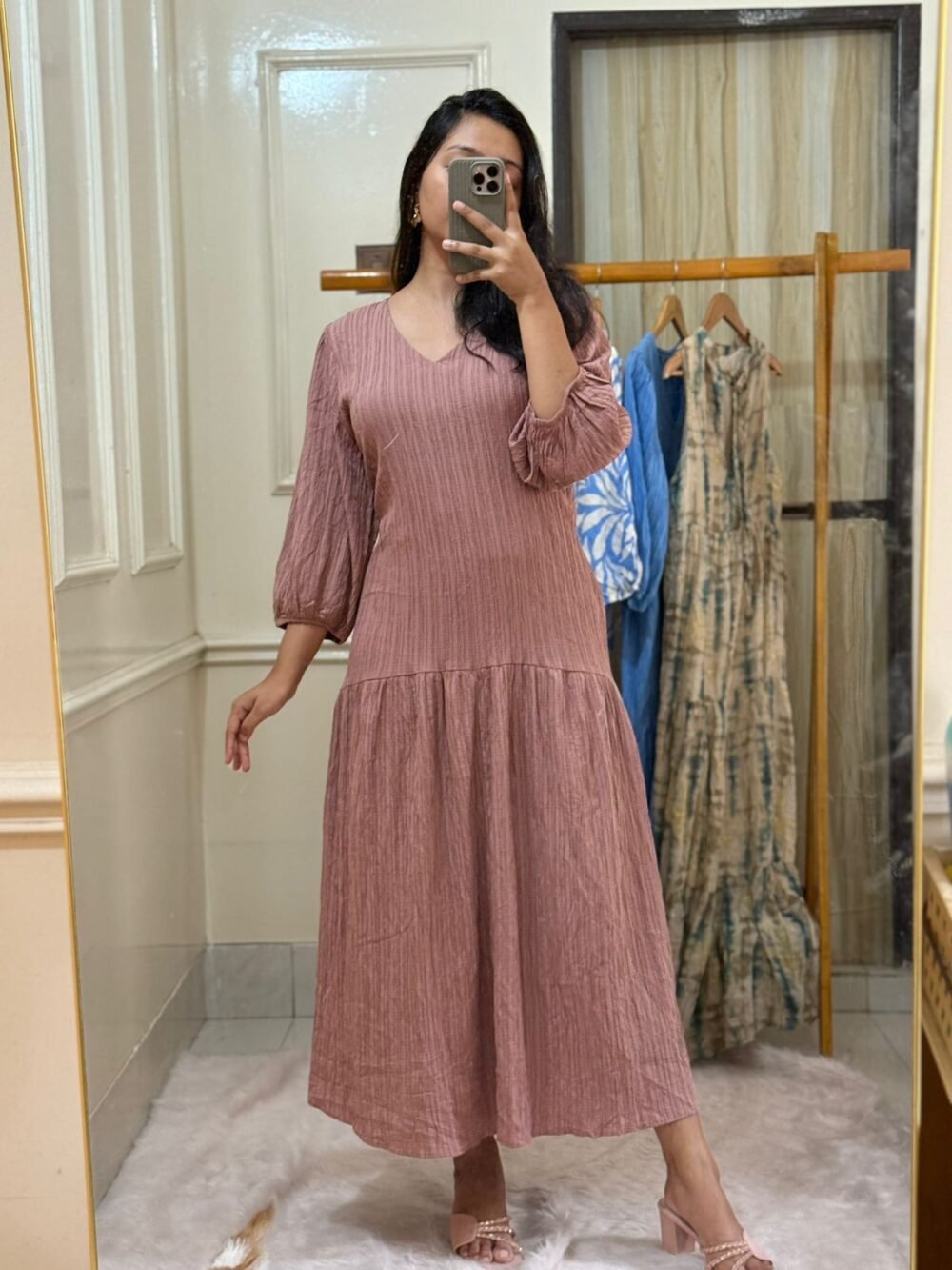 Dusty rose V-neck crinkled cotton blouse with puff sleeves - elegant casual top