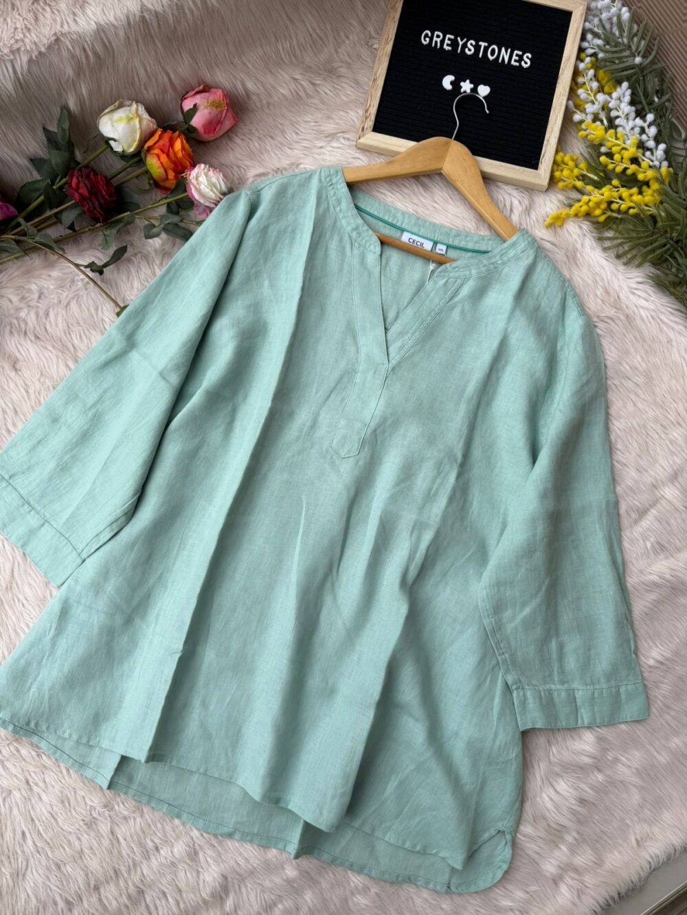 Mint green linen V-neck shirt with a relaxed fit and 3/4 sleevesMint green linen V-neck shirt with a relaxed fit and 3/4 sleeves