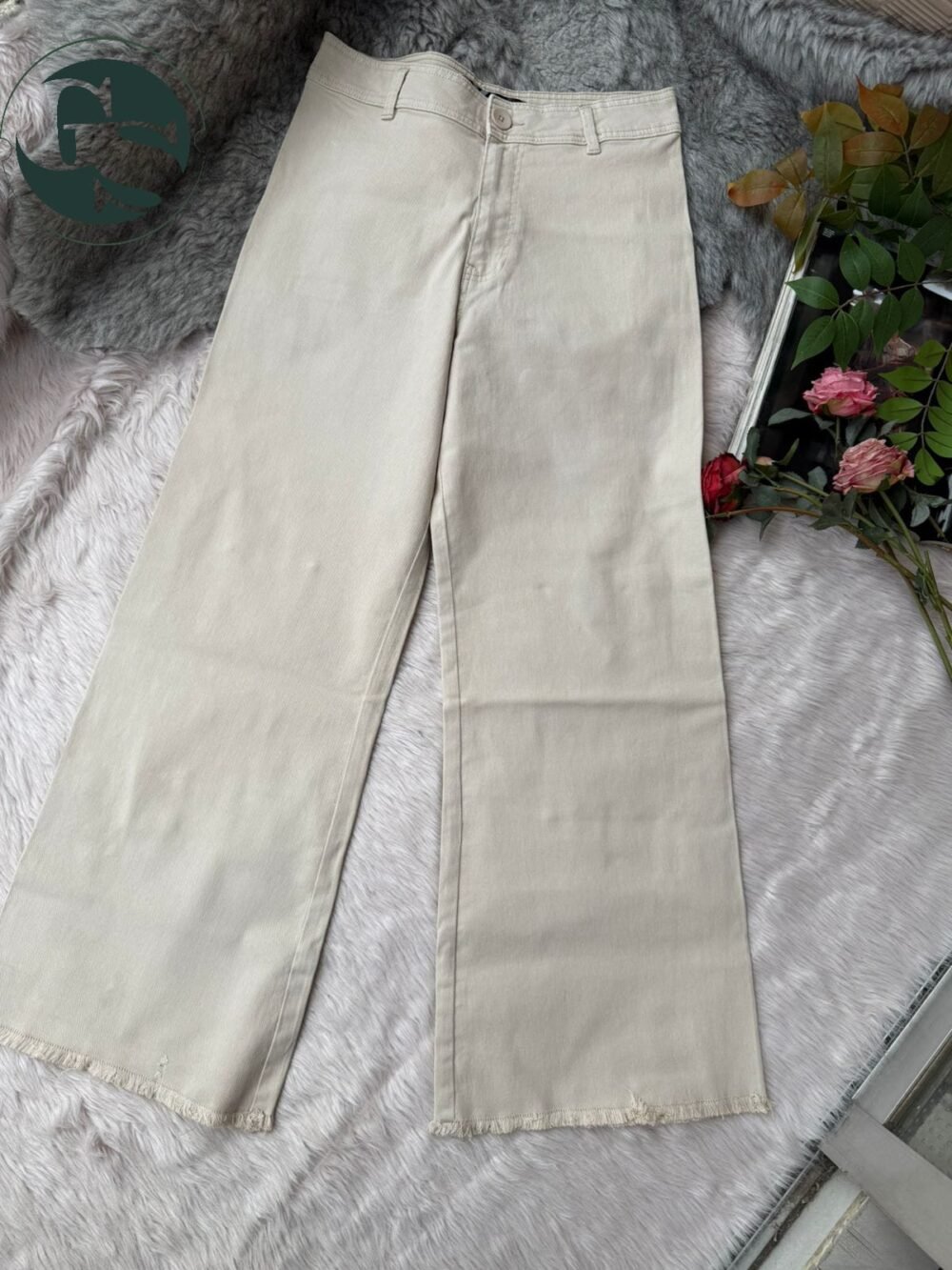 Effortless Wide-Leg Light Denim Pants – Beige & Black - Image 3