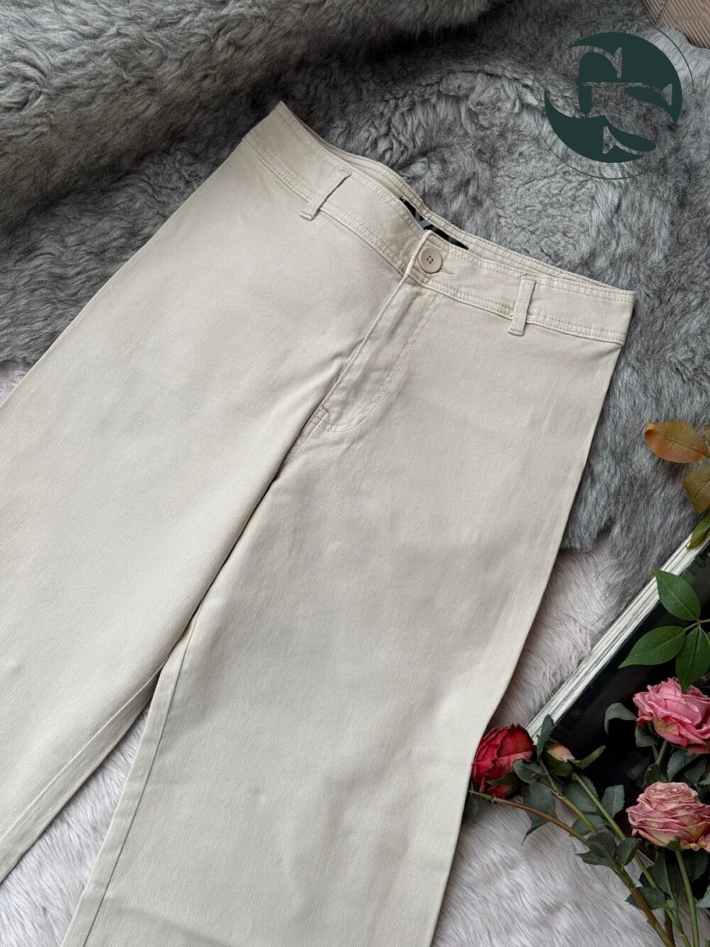 Effortless Wide-Leg Light Denim Pants – Beige & Black - Image 4