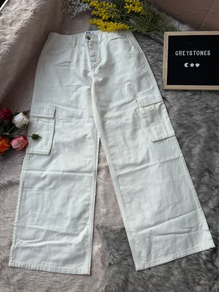 White wide-leg women's cargo pants with side flap pockets