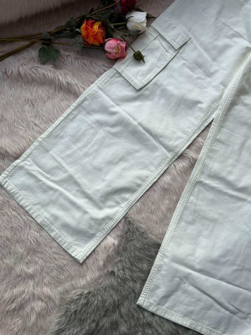 White wide-leg women's cargo pants with side flap pockets