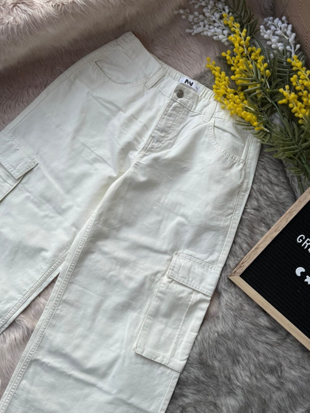 White wide-leg women's cargo pants with side flap pockets