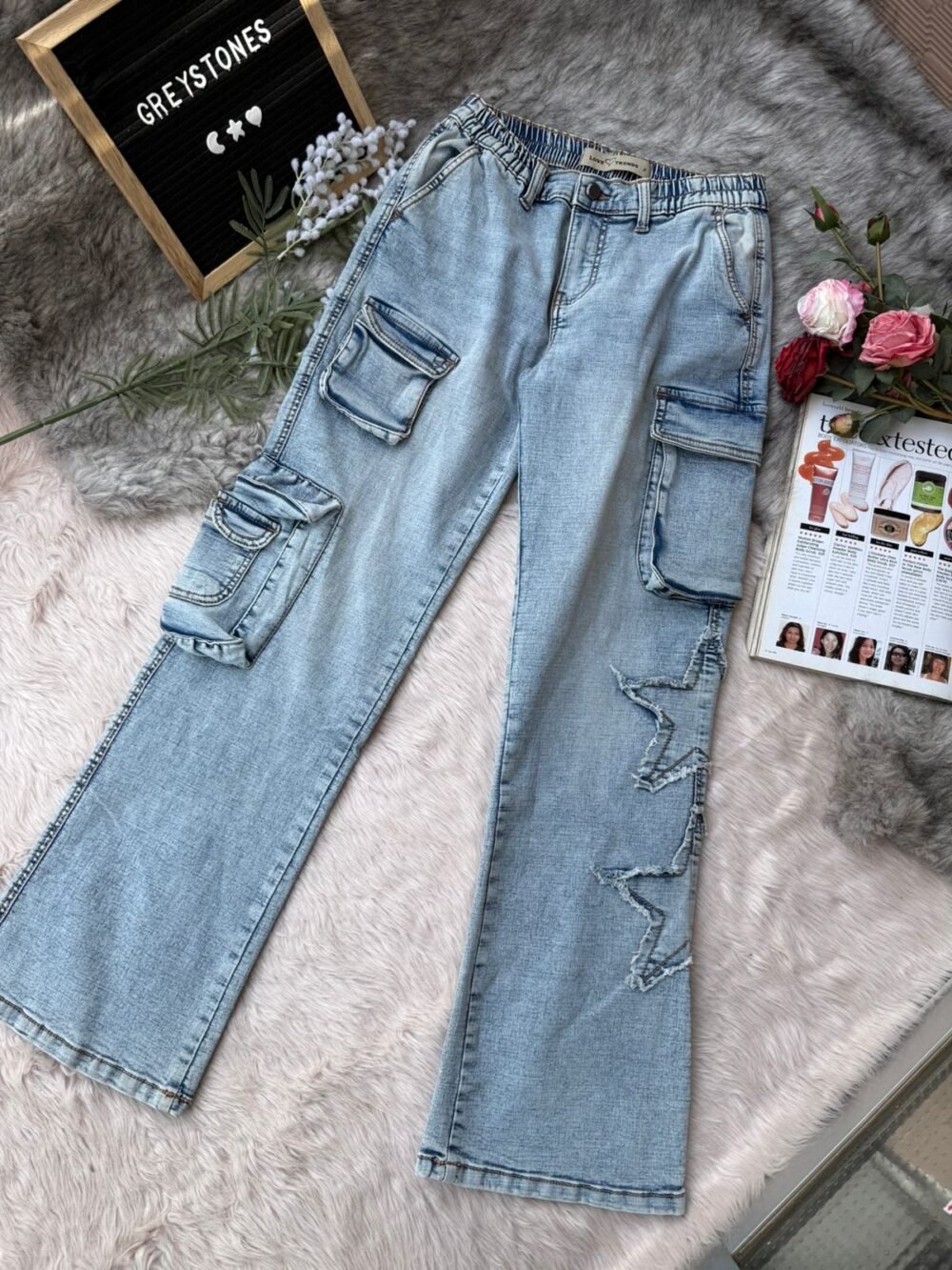 elastic waist cargo jeans in light blue,