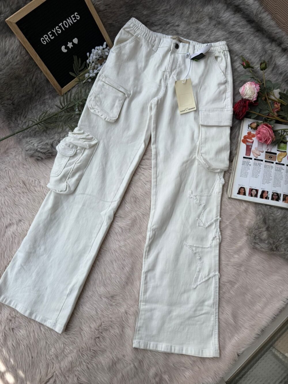 elastic waist cargo jeans in white